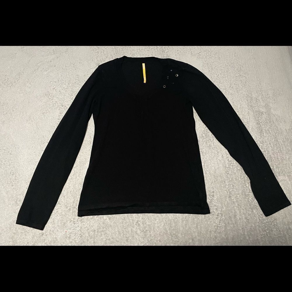 𝅺LOLE black v-neck sweater with button detail size medium very good condition